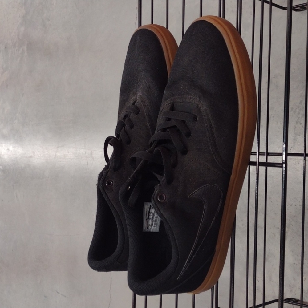 Men's Nike SB Shoes Black and Gum sz 13